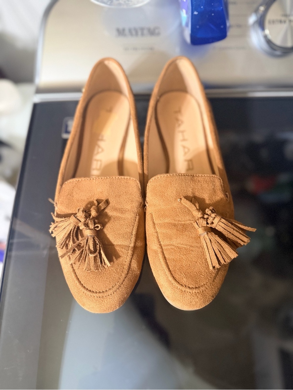 Tahari Girl Alessia Womens Size 8 Tan Micro Suede Tassel Loafers Flats